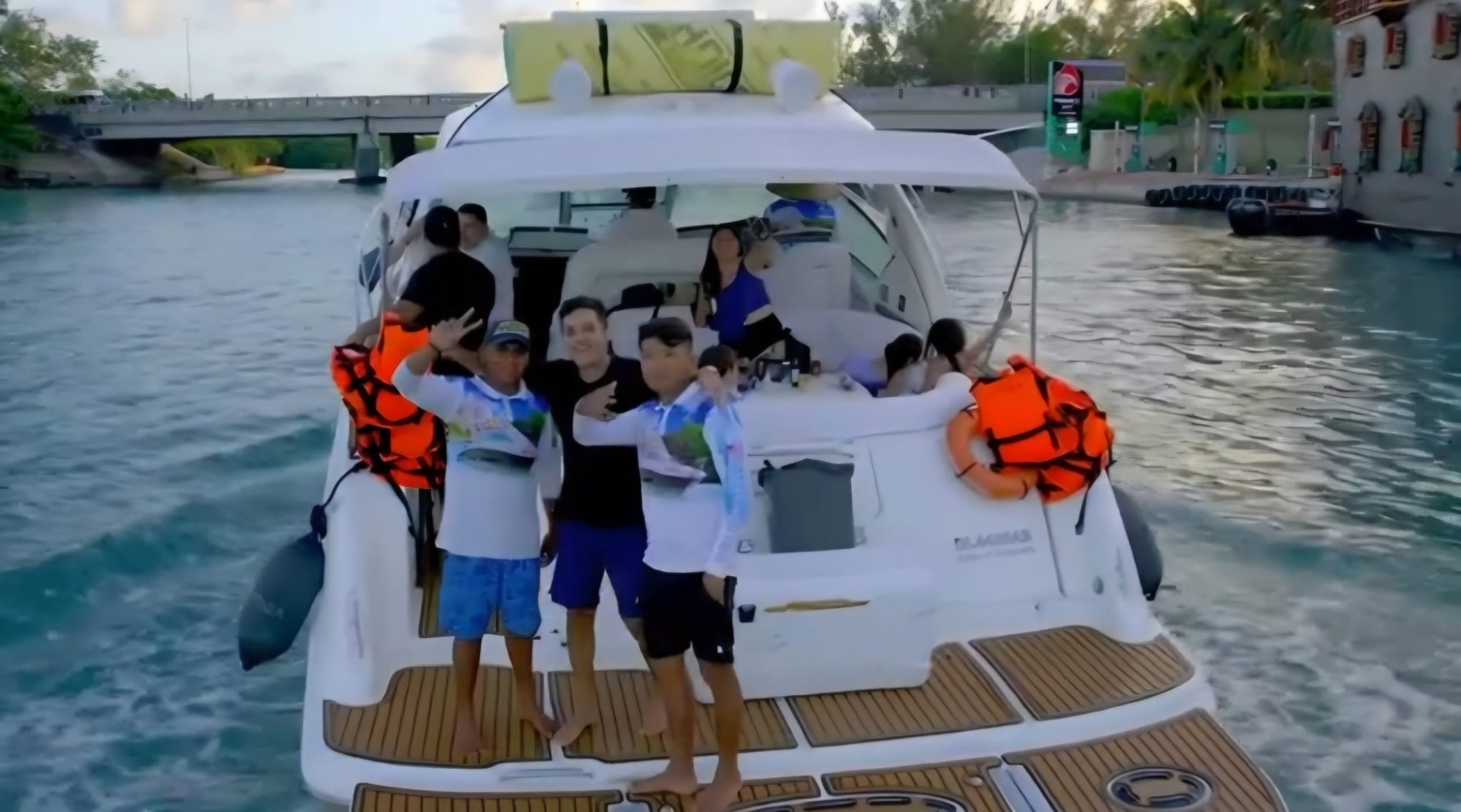Happy guests private yacht charter Cancun Marina Mundo Marino