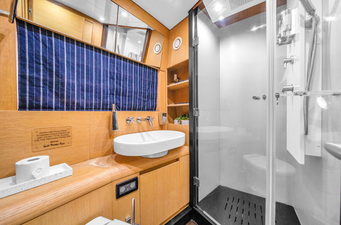 Full bathroom with shower Aicon 75 Therapy Miami yacht