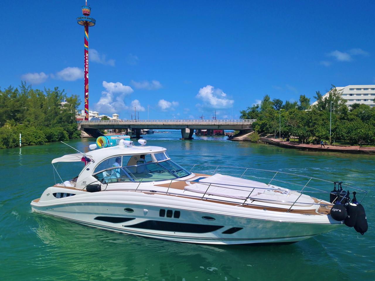 Sea Ray 455 Sundancer cruising Cancun Hotel Zone lagoon - Zama Charters captain