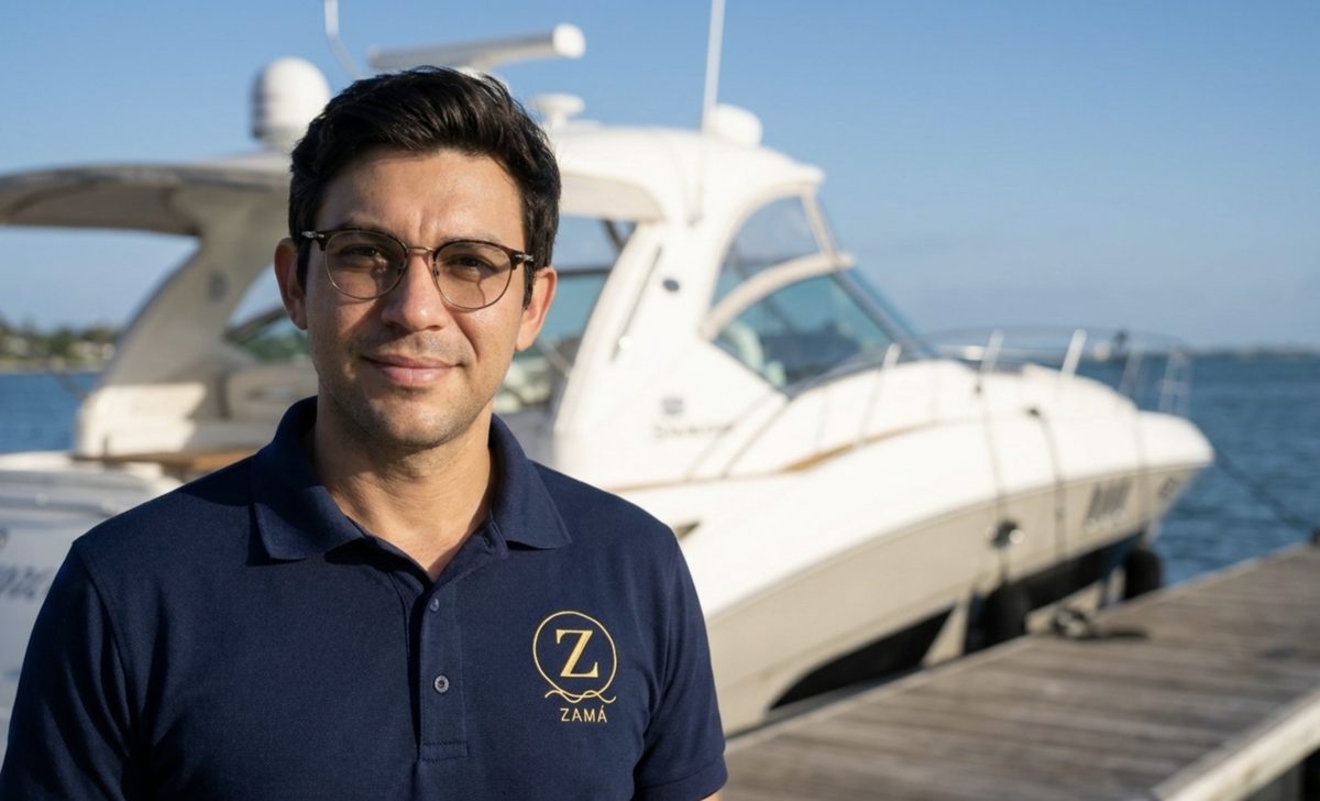 Cristian Ortiz Suárez, fundador y gerente de Zamá Charters, en el muelle frente a un Sea Ray Sundancer